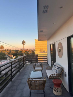 New Modern 2BR 3BA Apt in Central LA Rooftop & Free Parking